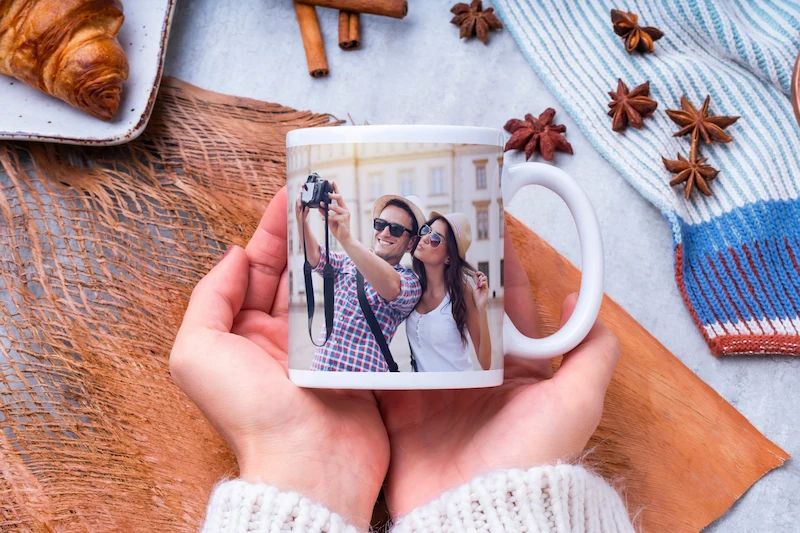 La imagen tiene un atributo ALT vacío; su nombre de archivo es mugs-con-fotografias-y-recuerdos.webp